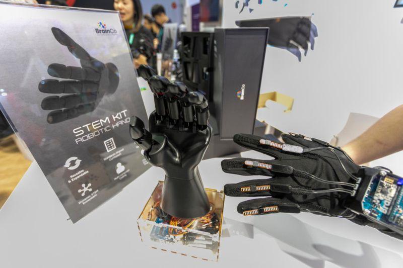 Robotic hand, wearable tech