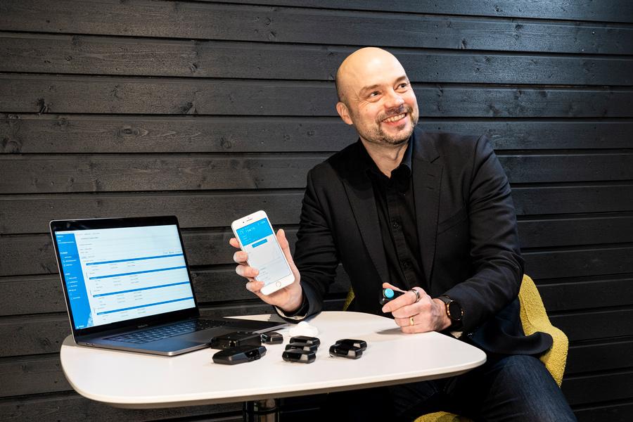 Haltian CEO Pasi Leipälä showcasing Thingsee products