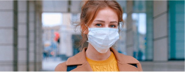 Woman wearing a mask while returning to the office