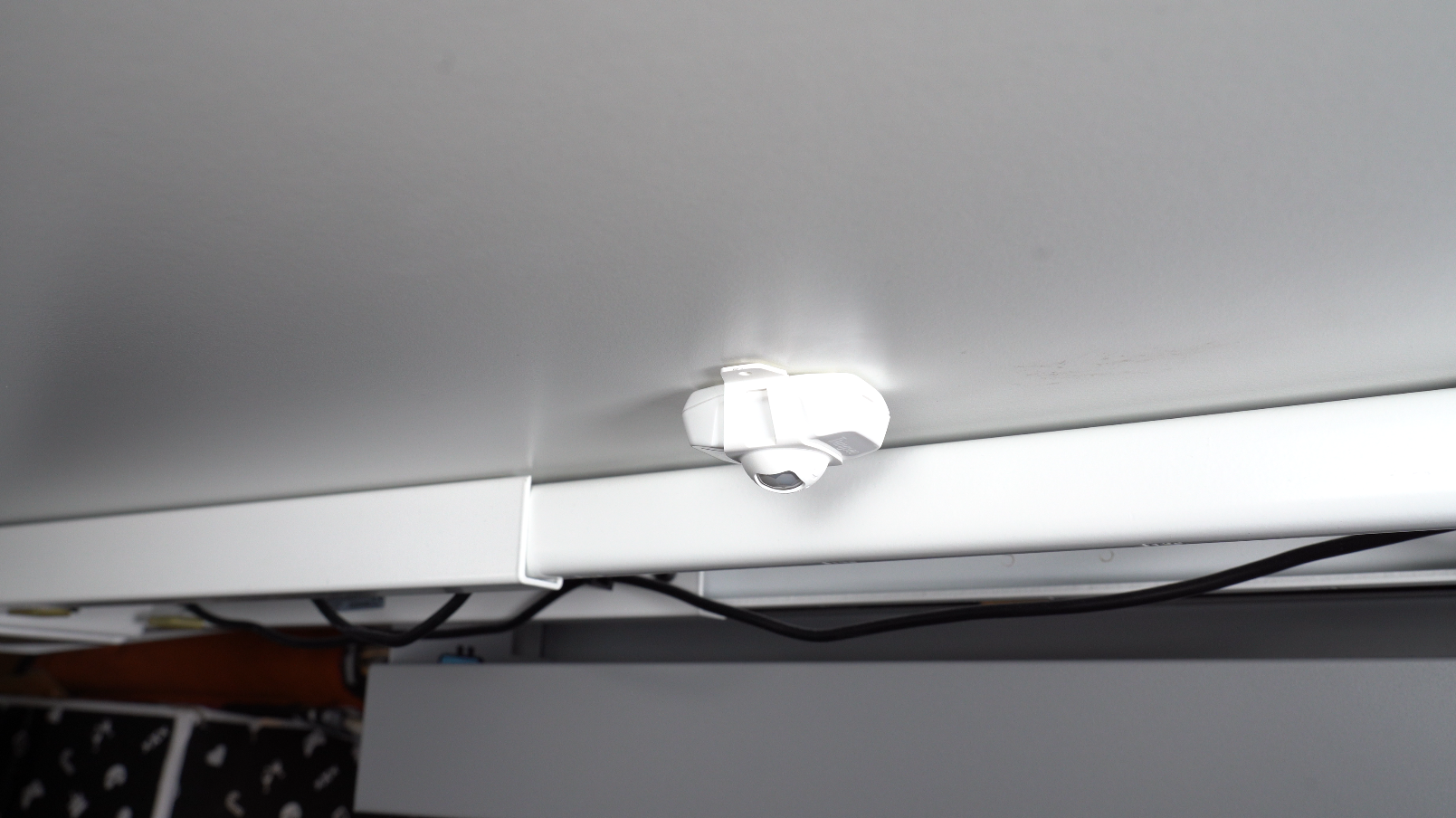 PIR occupancy sensor under the office desk